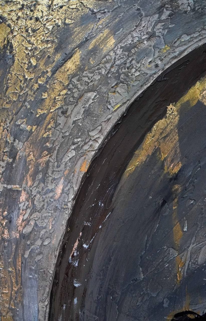 Detail: textured arch with gilding